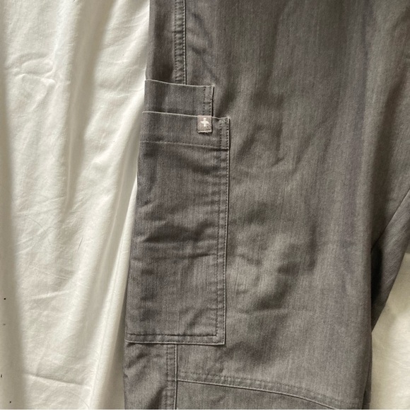 Figs Men’s Axim Cargo Scrub Pants Size Medium Short Gray - Picture 7 of 10